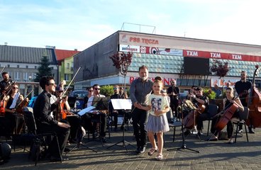 Hiszpańska orkiestra kameralna wystąpiła na placu Legionów w Wieluniu